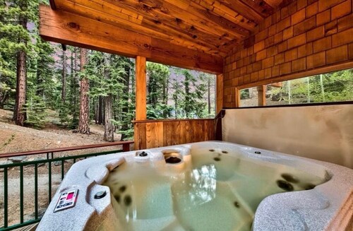 Spacious 4/5BR 4BA Tahoe Retreat w/ Hot Tub – Walk to Lake & Near Ski Resorts