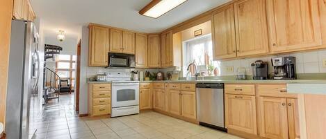 Jääkaappi, mikroaaltouuni, uuni, liesi