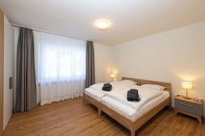 3 bedrooms, iron/ironing board, WiFi, bed sheets - Sleek New Alpine Escape with Breathtaking Views (Sankt Moritz)