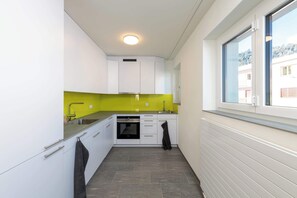 Fridge, oven, stovetop, dishwasher - Sleek New Alpine Escape with Breathtaking Views (Sankt Moritz)