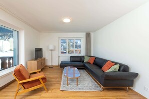 TV, offices - Sleek New Alpine Escape with Breathtaking Views (Sankt Moritz)