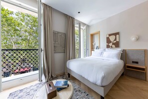 Desk, iron/ironing board, WiFi, bed sheets