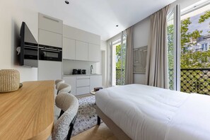 Een bureau, een strijkplank/strijkijzer, wifi, beddengoed