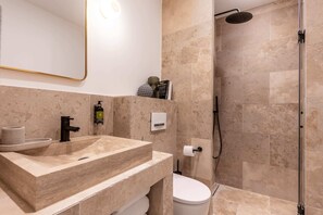 Een douche, een haardroger, handdoeken