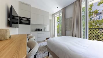 Desk, iron/ironing board, WiFi, bed sheets