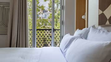Desk, iron/ironing board, WiFi, bed sheets