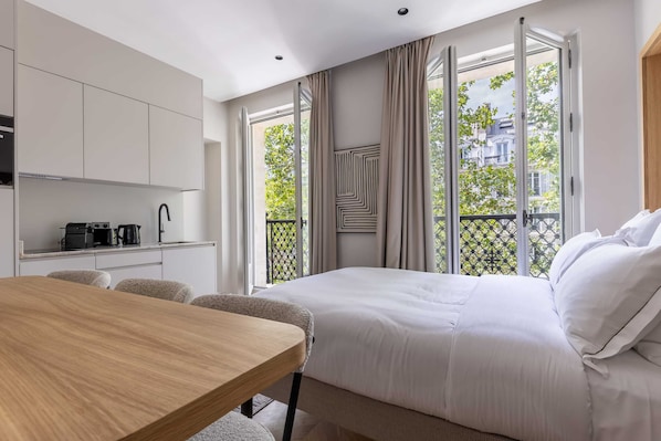 Desk, iron/ironing board, WiFi, bed sheets