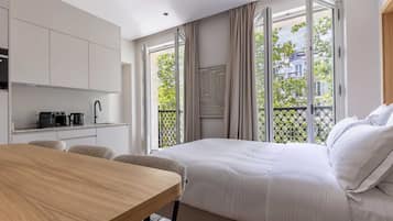 Bureau, fer et planche à repasser, Wi-Fi, draps fournis