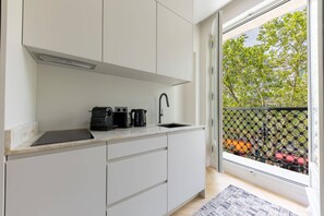 Kühlschrank, Mikrowelle, Ofen, Herdplatte
