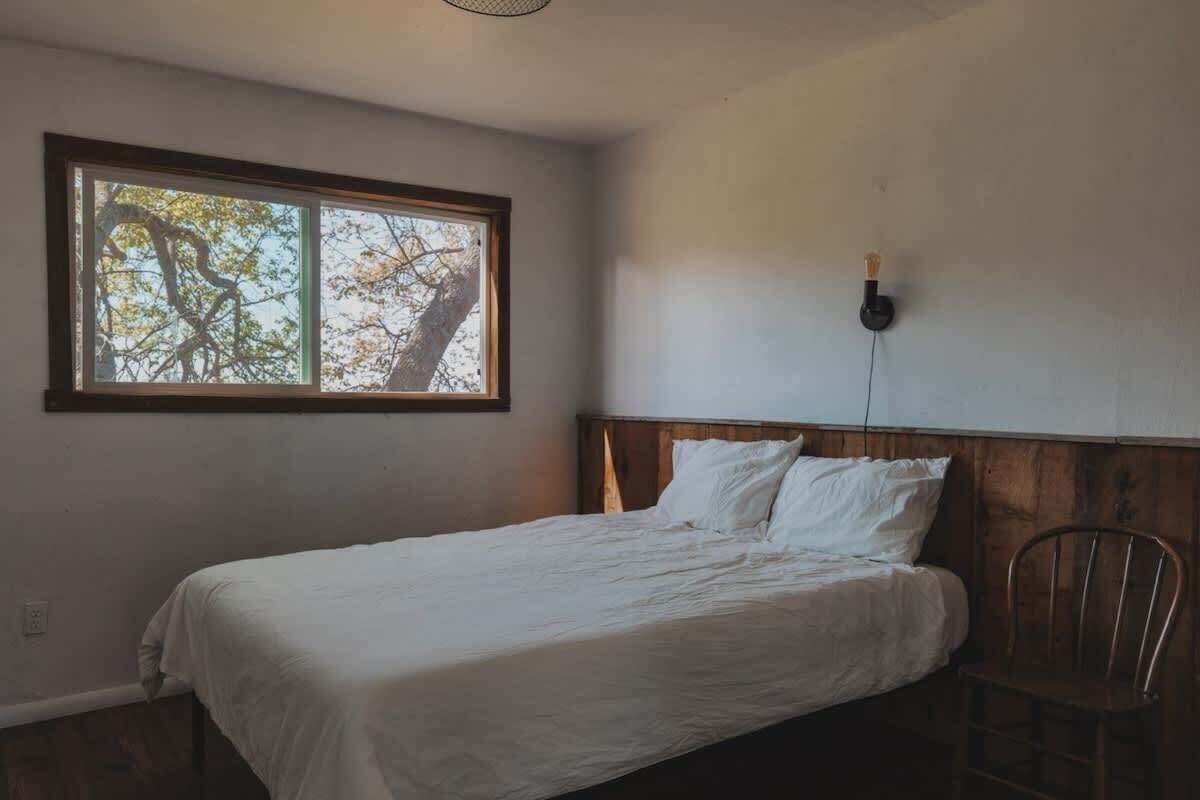 WiFi, bed sheets