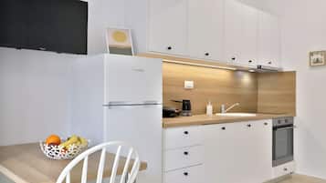 Comfort Studio, Balcony | Private kitchen | Oven, stovetop, electric kettle, cookware/dishes/utensils