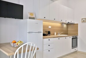 Horno, placa de cocina, tetera/pava eléctrica, utensilios de cocina