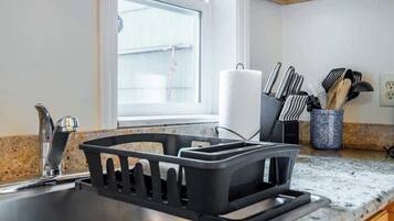 Kylskåp, mikrovågsugn, ugn och spishäll