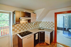 Fridge, stovetop, dishwasher, coffee/tea maker