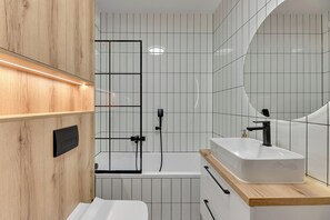 อพาร์ทเมนท์, ระเบียง, วิวเมือง | ห้องน้ำ