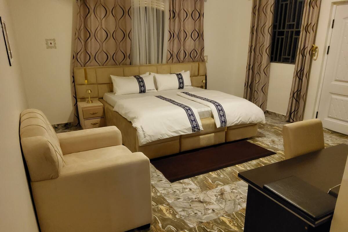Executive Apartment, Non Smoking, Pool Access | Meja, ruang kerja komputer riba, seterika/papan seterika, Wi-fi percuma 