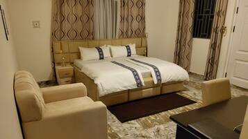 Escritorio y espacio para trabajar con laptop