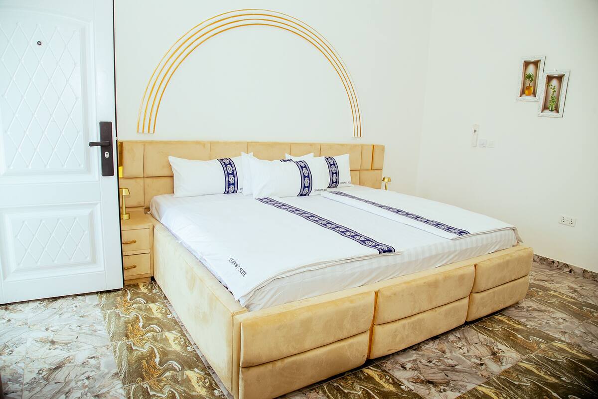 Standard Double Room, Balcony | Meja, ruang kerja komputer riba, seterika/papan seterika, Wi-fi percuma 