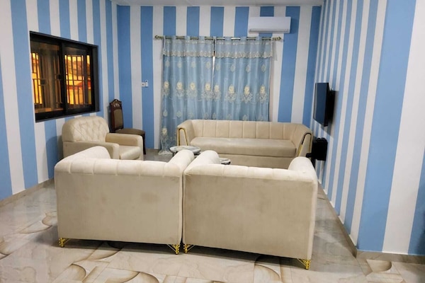 Apartamento estándar | Escritorio y espacio para trabajar con un portátil