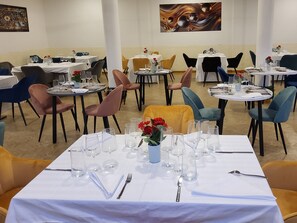 Dining room - CK Suites (Adentan)
