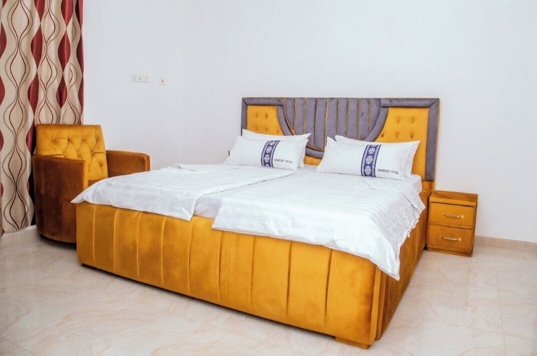 Schreibtisch, laptopgeeigneter Arbeitsplatz, Bügeleisen/Bügelbrett