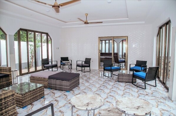 Bar en bord de piscine