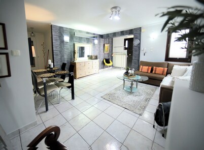 Χαλαρώστε σε αυτόν τον ήρεμο, κομψό χώρο με τζάκι ιδιωτικό παρκινγκ και γραφείο