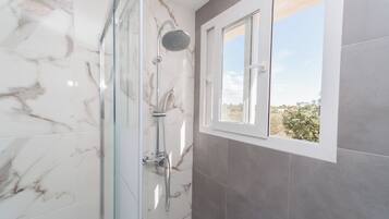 Een haardroger, handdoeken, zeep, toiletpapier