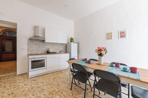 Køleskab, mikrobølgeovn, ovn, kogeplade