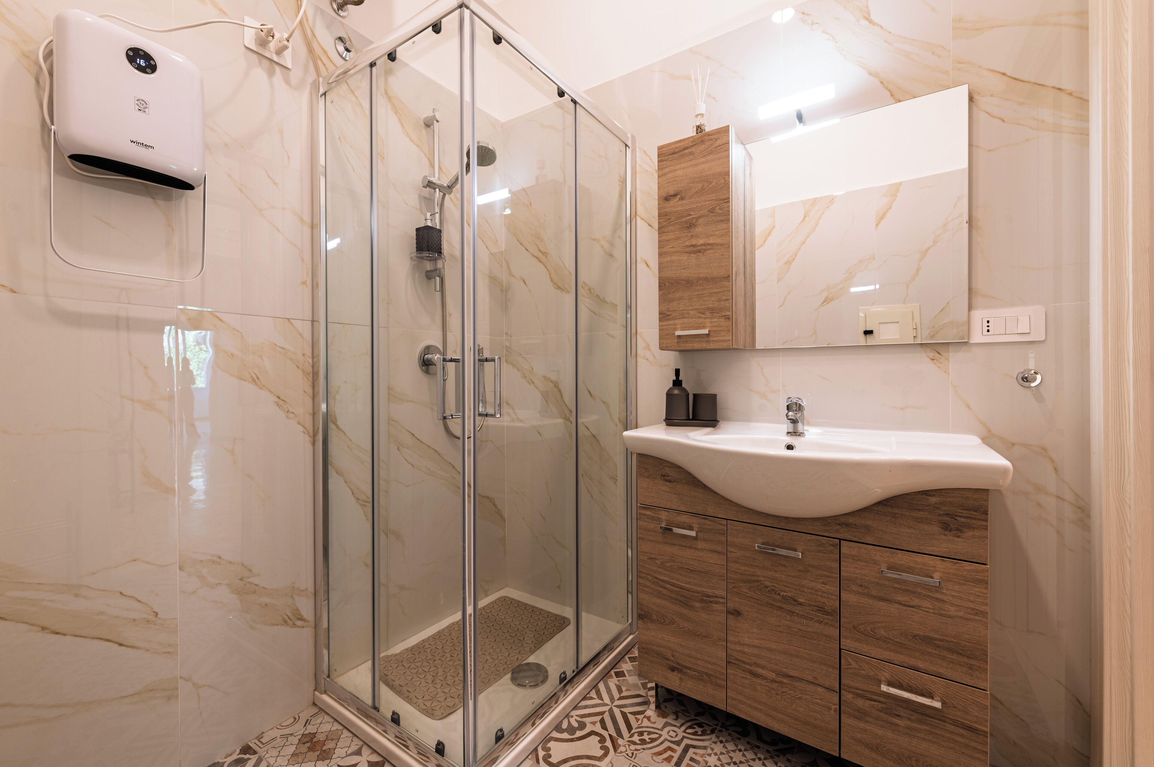 Doccia, set di cortesia gratuito, asciugacapelli, bidet
