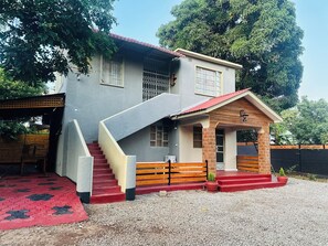 Exterior - Charming 3-bedroom house with AC and WiFi in lovely Moshi (MOSHI)