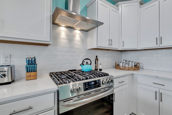 Een koelkast, een magnetron, een oven, een kookplaat