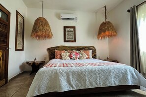 Classic Double Room | Bed sheets - Hotel Casa Xalitla (Acapulco)