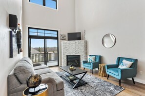 Smart TV, fireplace, books, offices