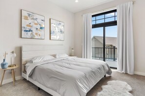 3 habitaciones, tabla de planchar con plancha y cuna de viaje 