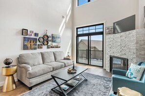 Smart-TV, Kamin, Bücher, Arbeitsbereiche