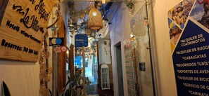 Aamiainen, lounas ja illallinen; paikallinen keittiö 