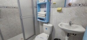 Standard Triple Room | Bathroom | Towels, soap, toilet paper - San Miguel Villa Hotel's VDL (Villa de Leyva)