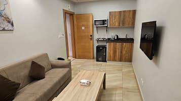 Eenvoudige suite, uitzicht op stad | 2 slaapkamers, een kluis op de kamer, geluiddichte muren