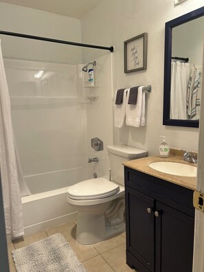 Sèche-cheveux, serviettes fournies, savon, shampoing