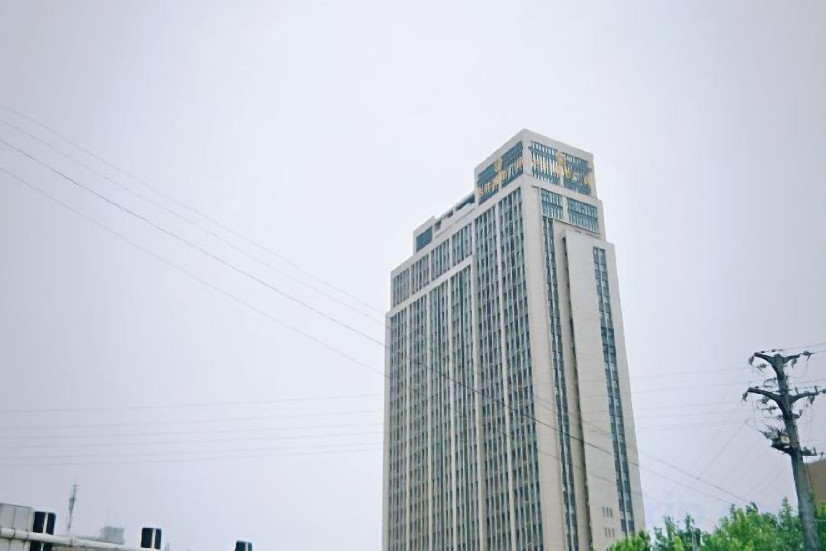 Un edificio moderno e slanciato, con forma rettangolare e tetto piatto.