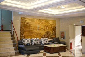 Un salon moderne avec un canapé, une table basse et un mur décoratif.