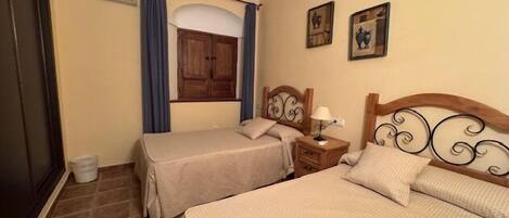 3 slaapkamers, een strijkplank/strijkijzer, wifi, beddengoed