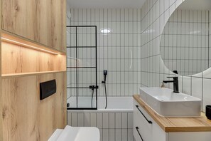 Appartement, balkon, uitzicht op de stad | Badkamer