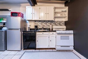 Apartment, 2 Bedrooms | Dapur peribadi | Cerek elektrik 