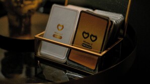 A jewelry box with two compartments, one labeled "New York Soft" and the other "Nouveau 2 Medium". - Romantic Night Getaway (Cherbourg-en-Cotentin)