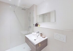 Douche, sèche-cheveux