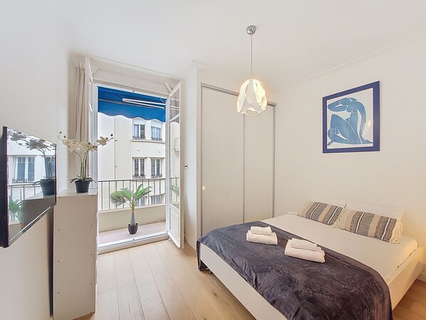 1 chambre, fer et planche à repasser