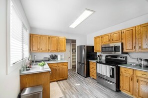 Private kitchen - Beautiful Home In A Prime Location (Winnipeg)