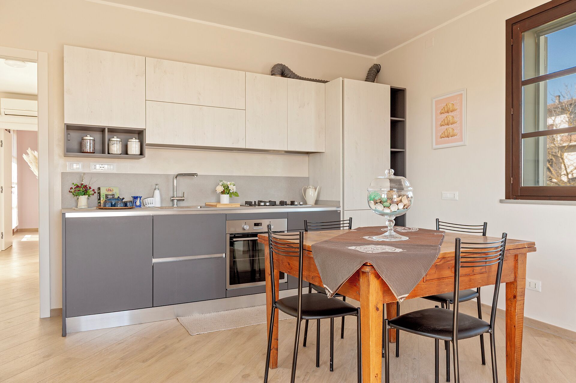Microonde, forno, piano cottura, lavastoviglie